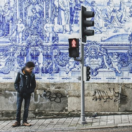 Immagine di una persona con sfondo di azulejos - Preview