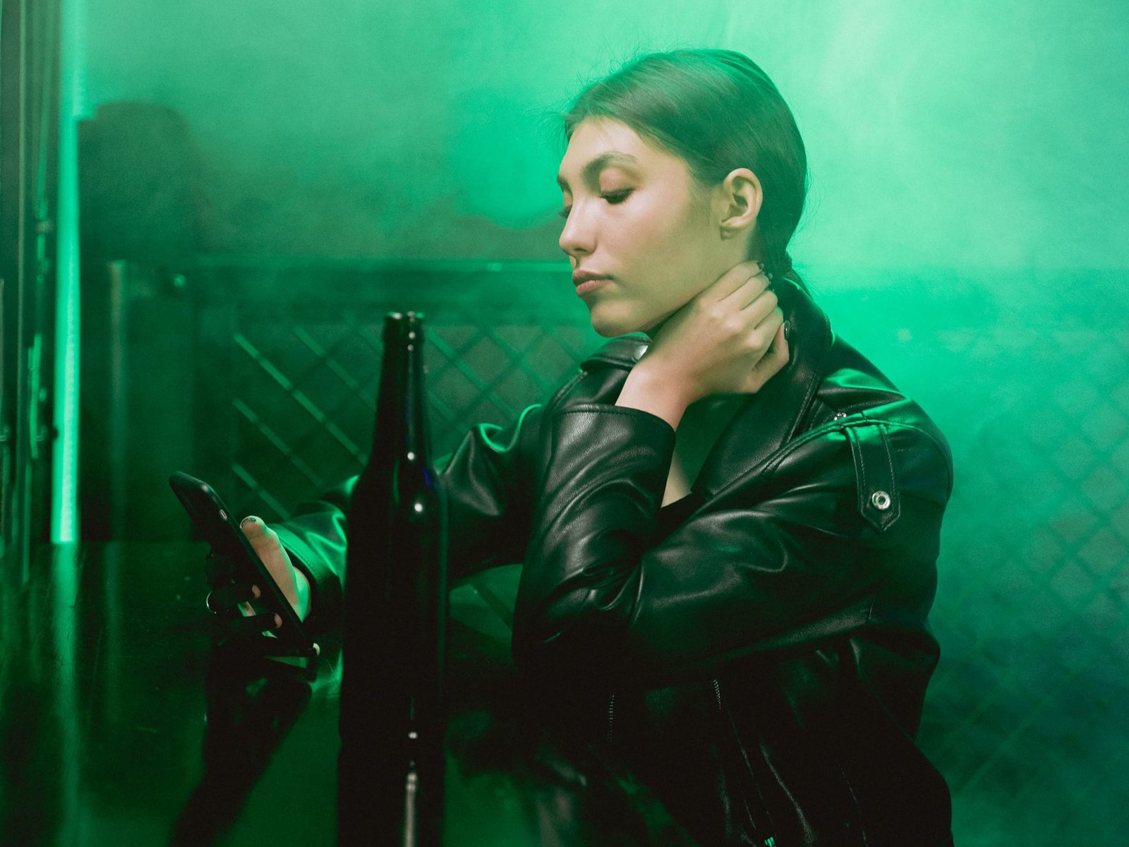 Donna seduta al bar - stile fotografico LOKI app movida